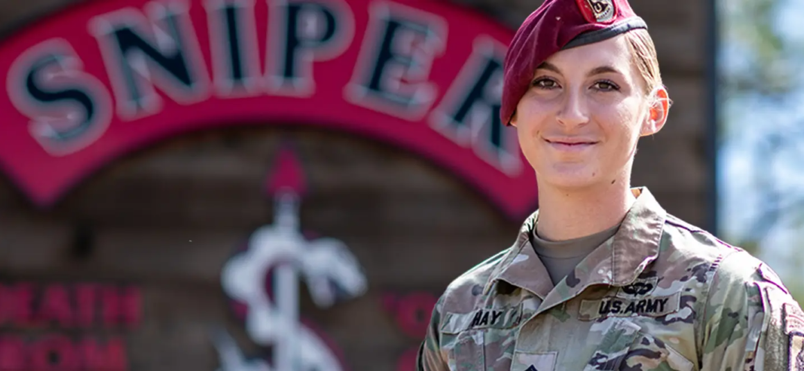 La primera mujer soldado en servicio activo se gradúa en la escuela de francotiradores
