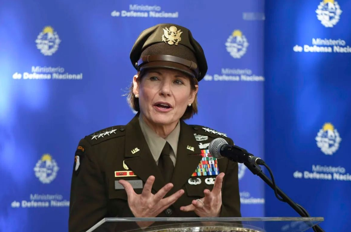 EL COMANDANTE DEL COMANDO SUR DE EEUU SEÑALA QUE “URUGUAY ES LÍDER EN DEMOCRACIA”.