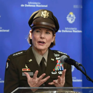 EL COMANDANTE DEL COMANDO SUR DE EEUU SEÑALA QUE “URUGUAY ES LÍDER EN DEMOCRACIA”.