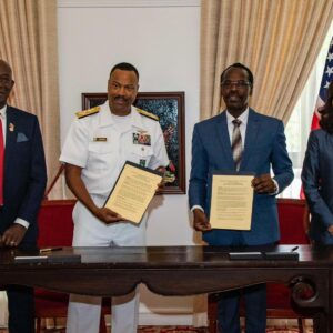 El Almirante Alvin Holsey y el Ministro de Seguridad Nacional, Fitzgerald Hinds, firmaron el acuerdo de la Iniciativa de Derechos Humanos del Comando Sur.