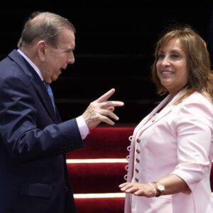 Boluarte pide “fuerza internacional” para que “se respete el voto” en Venezuela