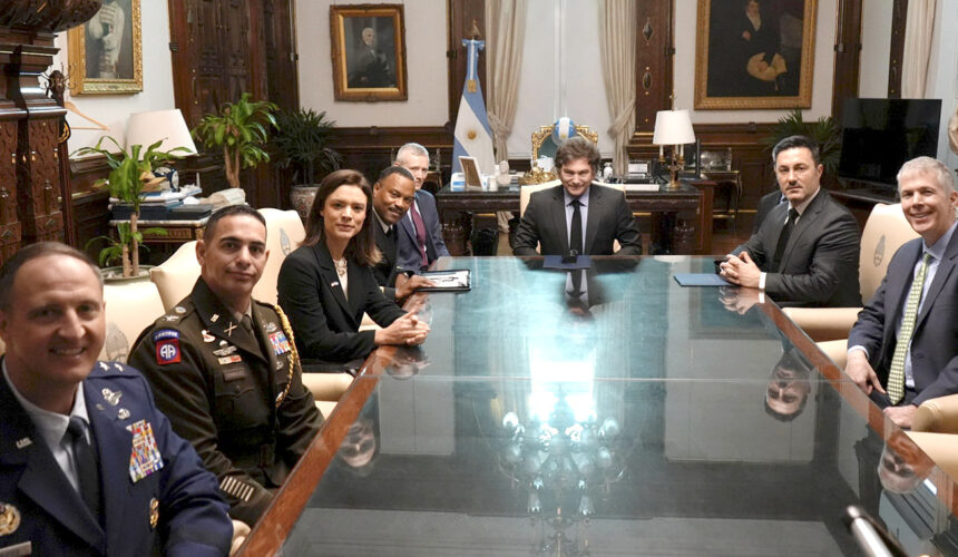 Presidente de Argentina Javier Milei recibió al jefe del Comando Sur Presidente de Argentina Javier Milei recibió al jefe del Comando Sur