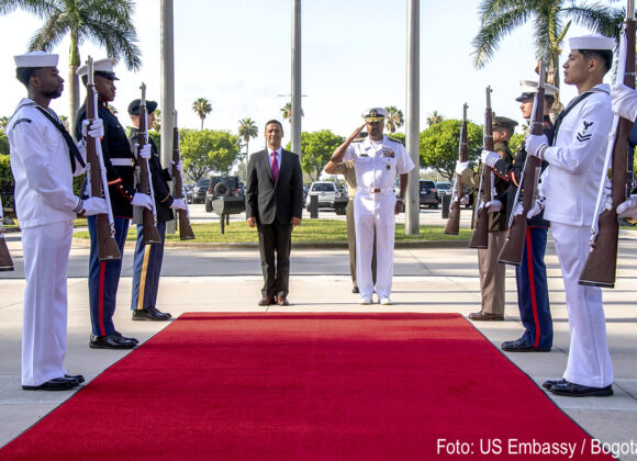 Ministro de Defensa de Colombia, Pedro Sánchez con el Almirante EEUU Alvin Holsey. 5 Mayo 2025