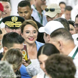 Presidenta de Honduras asume mando de la Secretaría de Defensa